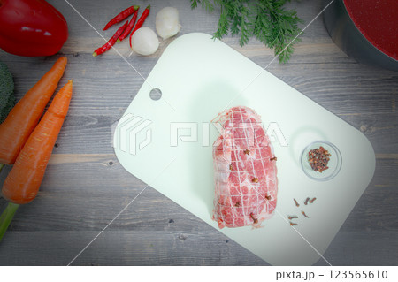 豚肩ロースネット巻きの塊肉 123565610