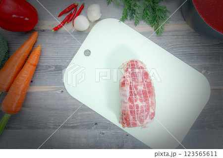 豚肩ロースネット巻きの塊肉 123565611