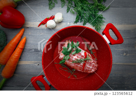 豚肩ロースネット巻きの塊肉 豚肩ロースネット巻きの塊肉 123565612