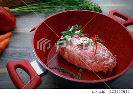 豚肩ロースネット巻きの塊肉 123565613