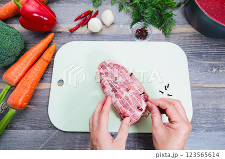 豚肩ロースネット巻きの塊肉 123565614