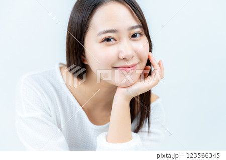 若い女性の美容イメージ 若い女性の美容イメージ 123566345