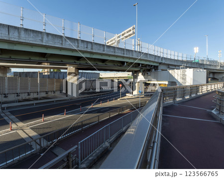 一般道と高速道路が交差するジャンクションの風景 123566765