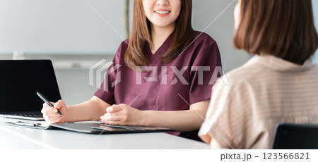 病院で診察・診療・カウンセリング・相談をする女性患者と医師・看護師・カウンセラーの女性 123566821