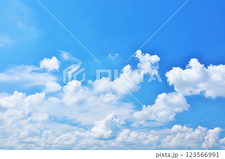 夏の青空と雲 123566991