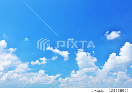夏の青空と雲 123566993