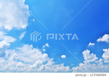 夏の青空と雲 夏の青空と雲 123566994