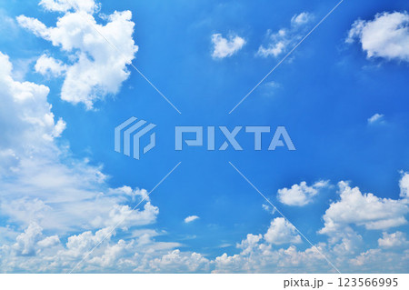夏の青空と雲 夏の青空と雲 123566995