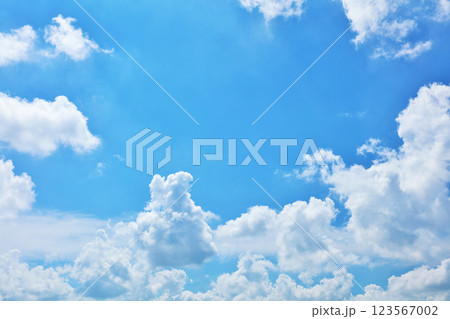 夏の青空と雲 123567002