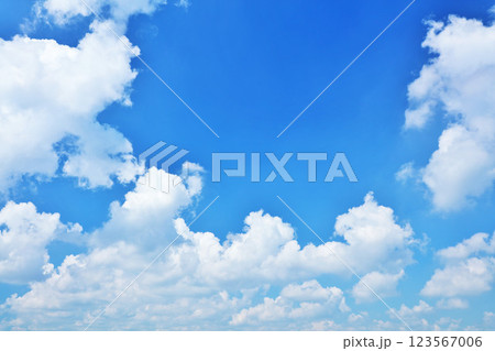 夏の青空と雲 123567006