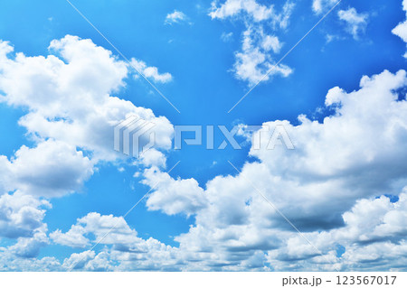 夏の青空と雲 夏の青空と雲 123567017