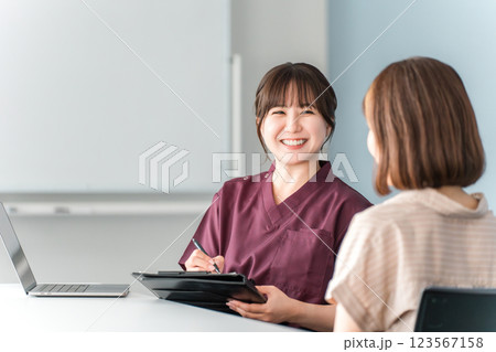 病院で診察・診療・カウンセリング・相談をする女性患者と医師・看護師・カウンセラーの女性 123567158