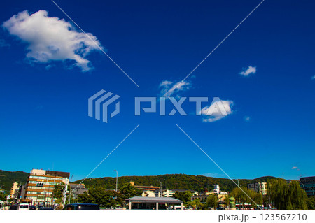 【京都風景】三条大橋から見た鴨川周辺の空と雲 123567210