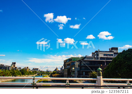 【京都風景】三条大橋から見た鴨川周辺の空と雲 123567211