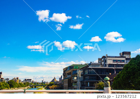 【京都風景】三条大橋から見た鴨川周辺の空と雲 【京都風景】三条大橋から見た鴨川周辺の空と雲 123567212
