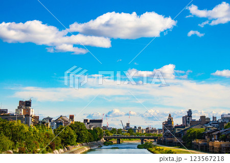 【京都風景】三条大橋から見た鴨川周辺の空と雲 【京都風景】三条大橋から見た鴨川周辺の空と雲 123567218