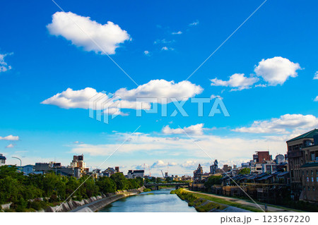 【京都風景】三条大橋から見た鴨川周辺の空と雲 123567220