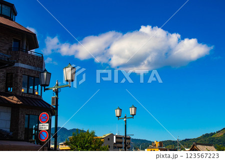 【京都風景】三条大橋から見た鴨川周辺の空と雲 123567223
