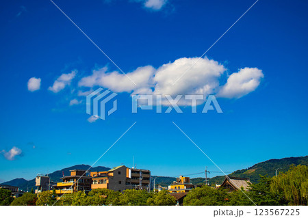 【京都風景】三条大橋から見た鴨川周辺の空と雲 123567225