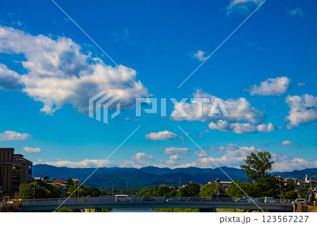 【京都風景】三条大橋から見た鴨川周辺の空と雲 123567227
