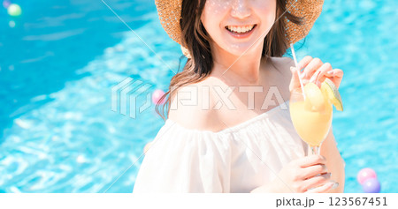 プールサイドでトロピカルジュースを飲む若いアジア人女性(リゾート・バカンス・バケーション) プールサイドでトロピカルジュースを飲む若いアジア人女性(リゾート・バカンス・バケーション) 123567451