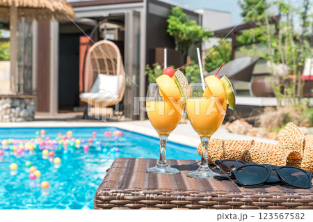 プールサイドにあるトロピカルドリンク（バカンス・リゾート・バケーション） 123567582
