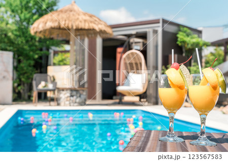 プールサイドのあるトロピカルドリンク（バカンス・リゾート・バケーション） 123567583