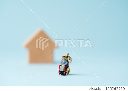 介護イメージ　ミニチュア　車椅子 123567930
