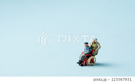 介護イメージ　ミニチュア　車椅子 123567931