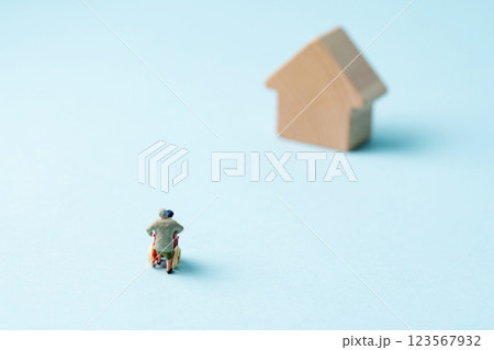 介護イメージ　ミニチュア　車椅子 123567932