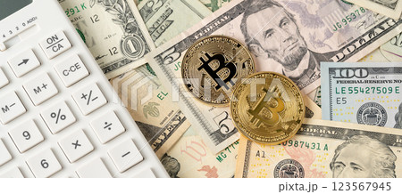 BTCとドル紙幣と計算機 123567945