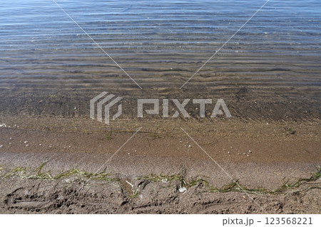 砂浜に打ち寄せる波 123568221