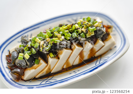 中華料理の定番ピータン豆腐 123568254
