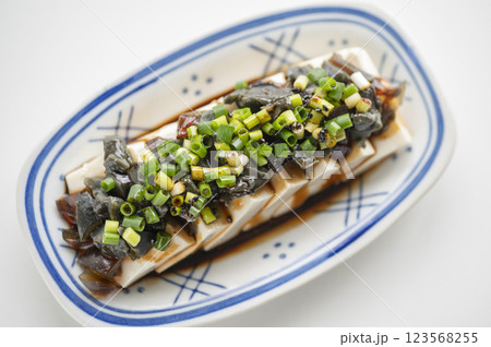 中華料理の定番ピータン豆腐 123568255