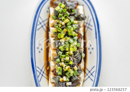 中華料理の定番ピータン豆腐 123568257