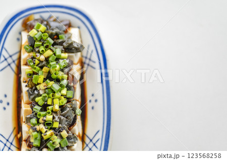 中華料理の定番ピータン豆腐 123568258