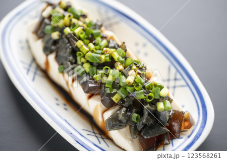 中華料理の定番ピータン豆腐 中華料理の定番ピータン豆腐 123568261