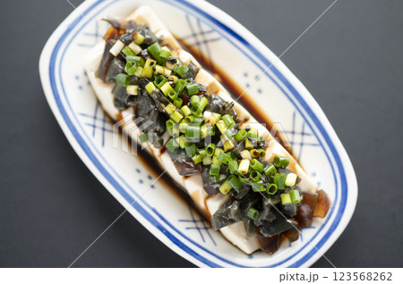 中華料理の定番ピータン豆腐 123568262