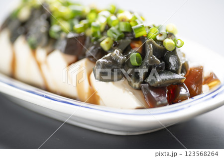 中華料理の定番ピータン豆腐 中華料理の定番ピータン豆腐 123568264