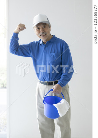 掃除用具を持つシニア男性 123568277