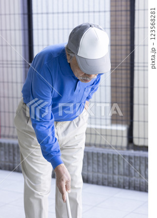 清掃するシニア男性 123568281