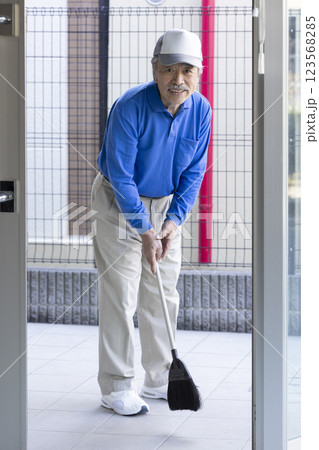 清掃するシニア男性 清掃するシニア男性 123568285