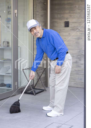 清掃するシニア男性 123568287
