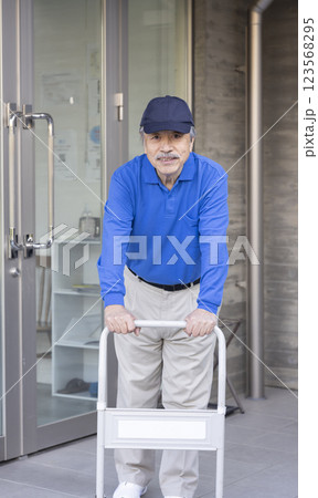 荷物を配送するシニア男性 荷物を配送するシニア男性 123568295