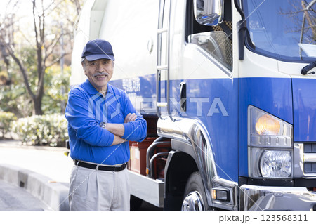 ドラックを運転するシニア男性 123568311