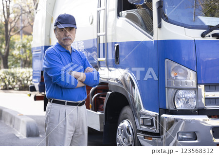 ドラックを運転するシニア男性 123568312