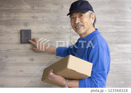 荷物を配達するシニア男性 荷物を配達するシニア男性 123568328