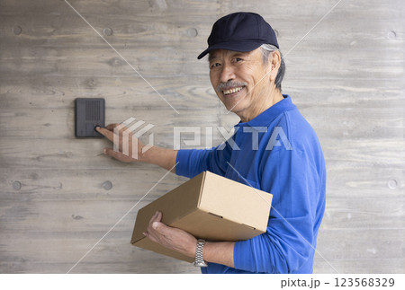 荷物を配達するシニア男性 荷物を配達するシニア男性 123568329