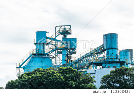 青色の工場(工場イメージ) 青色の工場(工場イメージ) 123568425