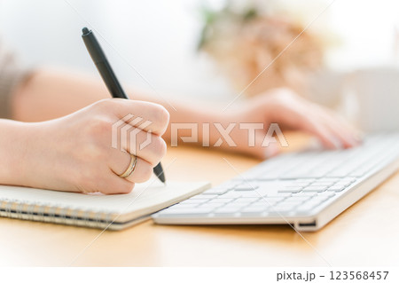 何かをメモする・書く女性(勉強・仕事・作家・ライター・日記・手帳・ネイル) 123568457
